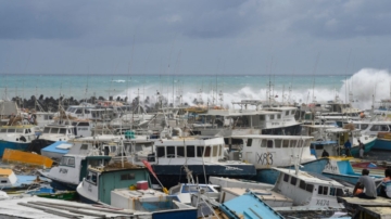 灾难性飓风横扫加勒比海 贝里尔威力增强为5级风暴